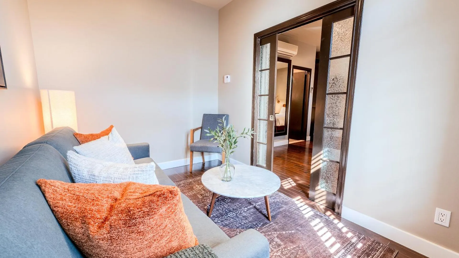 Aparthotel Self Check-In Boutique Hotel - Quartier Latin - Room 301 Montreal Canada